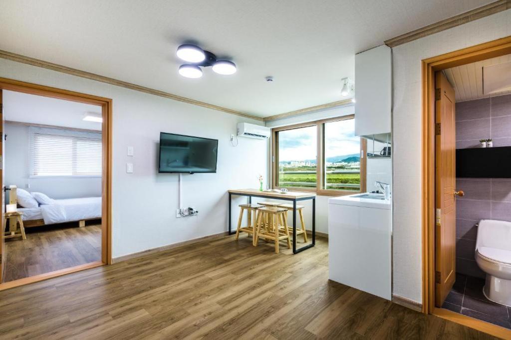 Romance Jeju Pension Екстер'єр фото