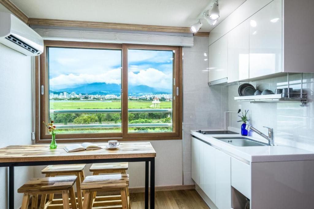 Romance Jeju Pension Екстер'єр фото